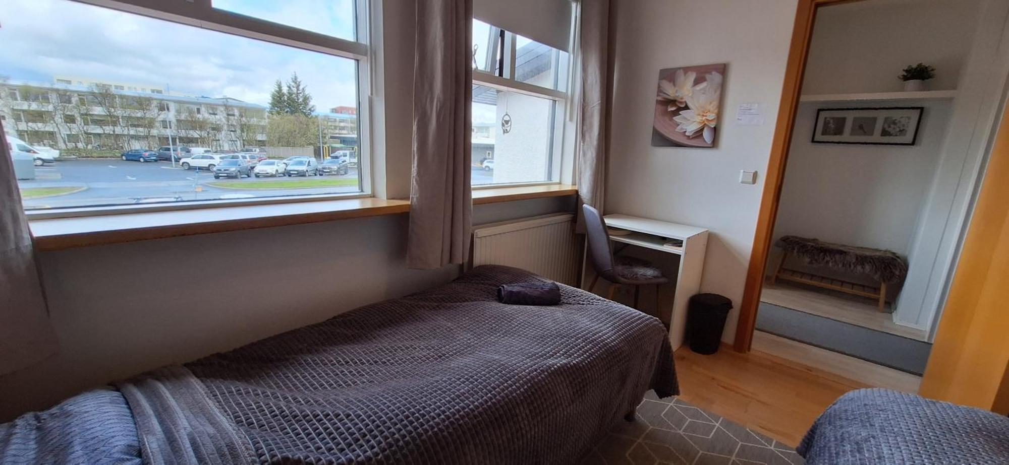 Private Room, Close To A Swimming Pool Reykjavik Exterior photo